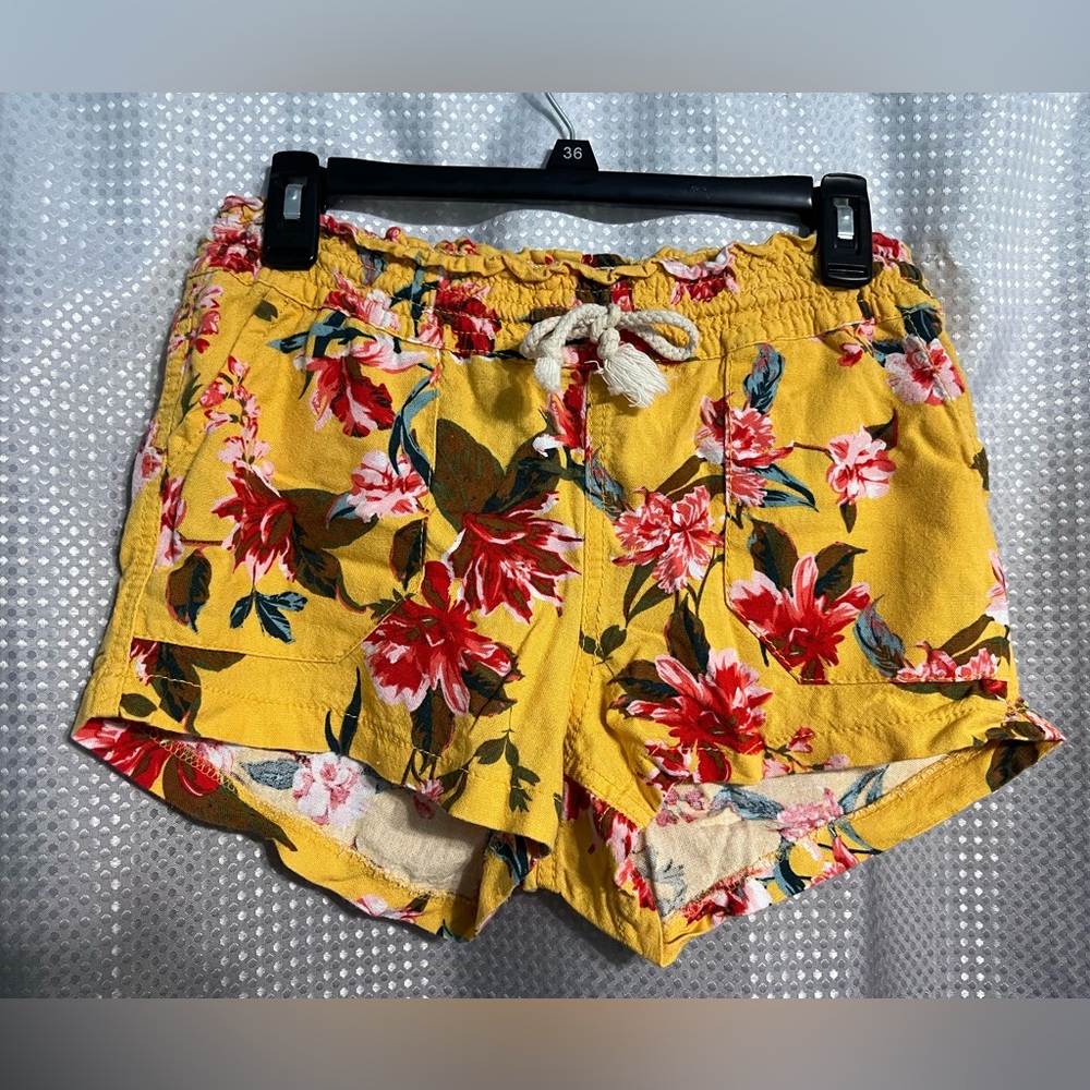 Tropical Floral Yellow Juniors Shorts Size Medium